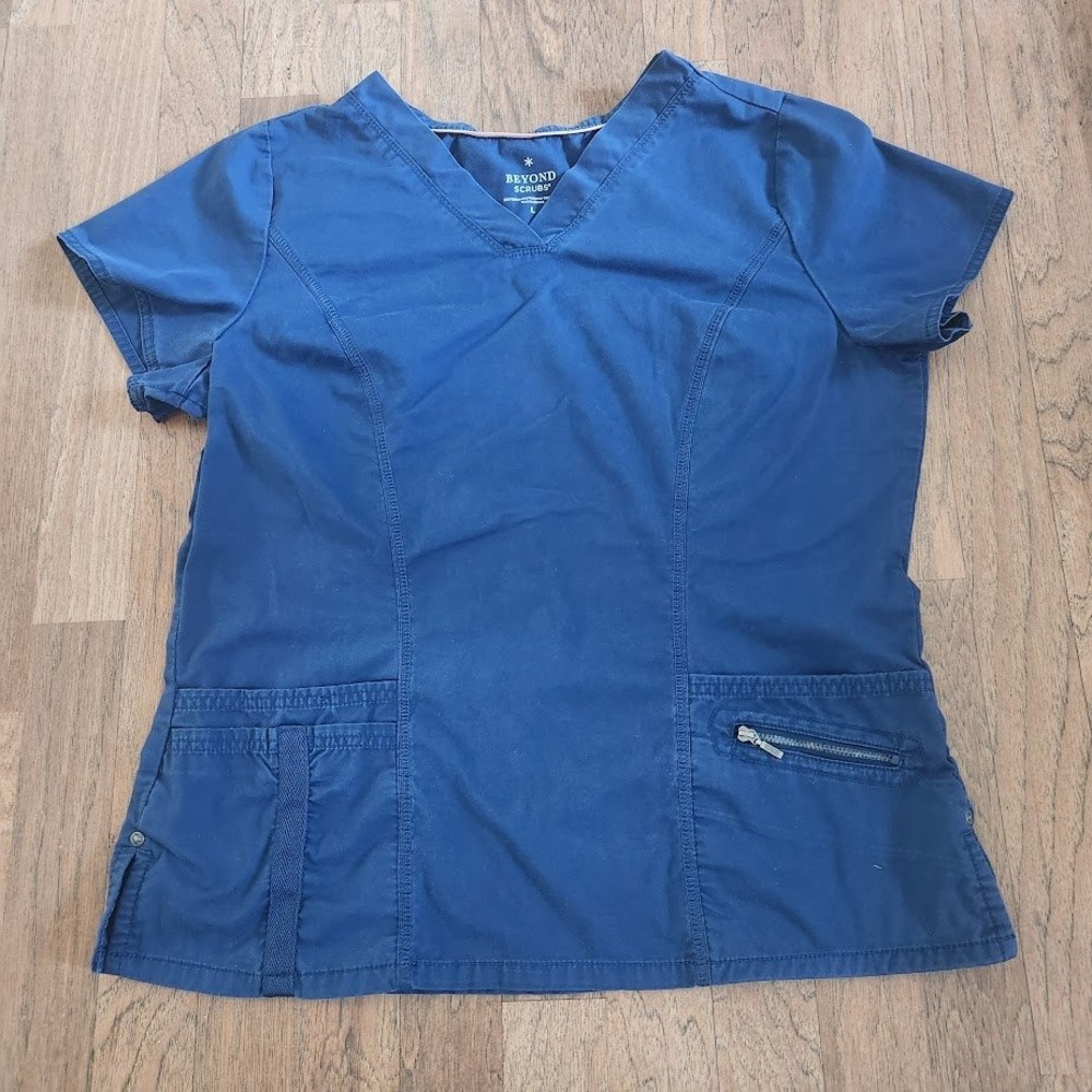 Beyond Scrubs Womens V-Neck Scrub Top Royal Blue Short Sleeve Size L 12242 401